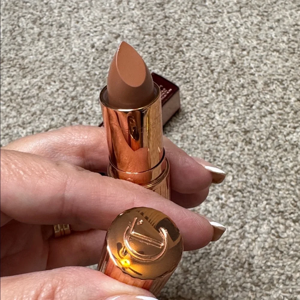 Charlotte Tilbury K.I.S.S.I.N.G Lipstick Yes Honey Nude Beige NWT